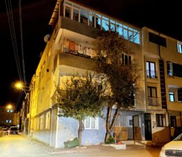 Bursa’da 3’üncü kattan düşen genç yaralandı