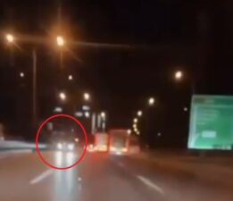 Otobanda ölüme böyle sürdü…Saniyelerle can pazarı kamerada