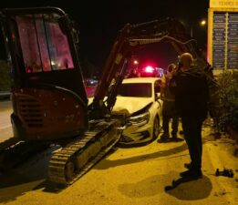 Drenaj çalışması yapan ekskavatöre otomobilin çarpması sonucu operatör yaralandı.