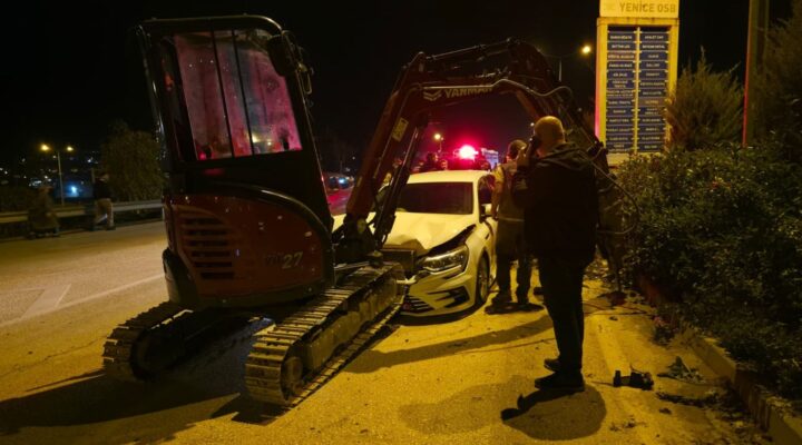 Drenaj çalışması yapan ekskavatöre otomobilin çarpması sonucu operatör yaralandı.