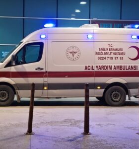 İş kazasında özel araçla gelen yaralı, ambulans ile Bursa’ya sevk edildi.