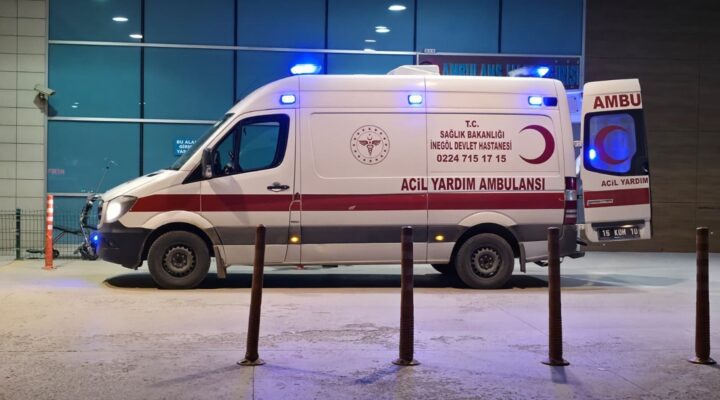 İş kazasında özel araçla gelen yaralı, ambulans ile Bursa’ya sevk edildi.