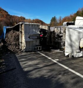 Bursa–Ankara karayolu üzerindeki Mezit Boğazı mevkiinde tır kazası