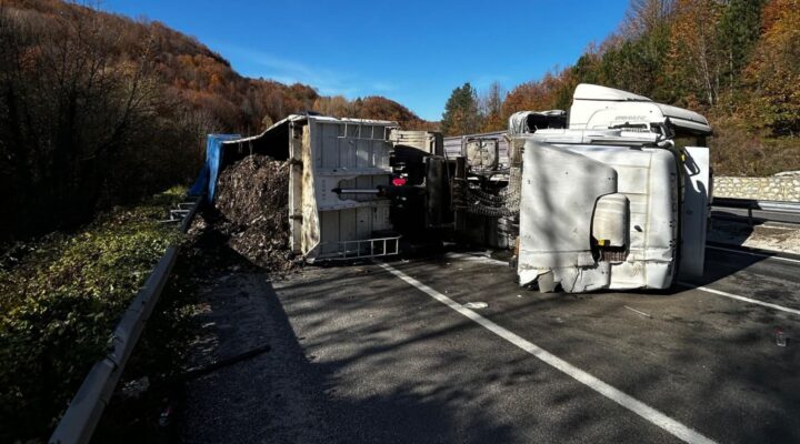 Bursa–Ankara karayolu üzerindeki Mezit Boğazı mevkiinde tır kazası