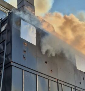 Mobilya fabrikasında çıkan yangında 1 işçi yaralandı.