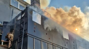 Mobilya fabrikasında çıkan yangında 1 işçi yaralandı.