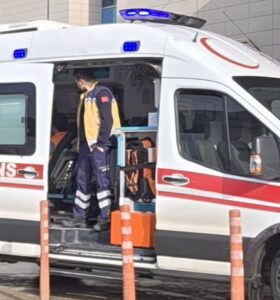 Akhisar Mahallesi’nde bir inşaatta çalışan işçi, elini demir kesme makasına kaptırması sonucu yaralandı.