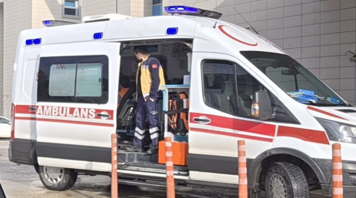 Akhisar Mahallesi’nde bir inşaatta çalışan işçi, elini demir kesme makasına kaptırması sonucu yaralandı.